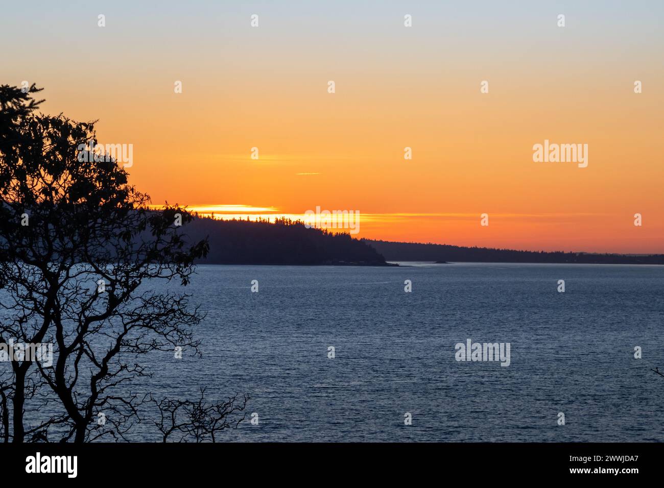 Tramonto primaverile da Mabana Beach a Camano Island WA USA Foto Stock