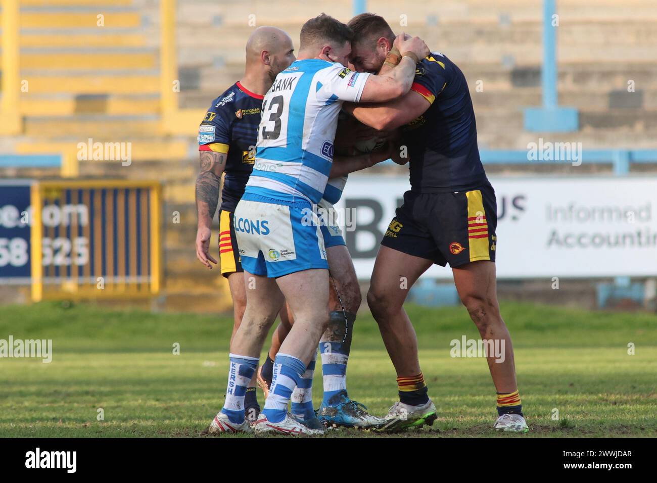 Halifax, Regno Unito. 24 marzo 2024. The Shay Stadium, Halifax, West Yorkshire, 24 marzo 2024. Betfred Challenge Cup Halifax Panthers vs Catalani Draghi Jacob Fairbank di Halifax Panthers e Mike McMeeken di Catalans Dragons Clash Credit: Touchlinepics/Alamy Live News Foto Stock