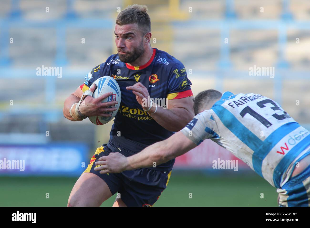 Halifax, Regno Unito. 24 marzo 2024. The Shay Stadium, Halifax, West Yorkshire, 24 marzo 2024. Betfred Challenge Cup Halifax Panthers vs Catalan Dragons Mike McMeeken dei Catalans Dragons affrontato da Jacob Fairbank di Halifax Panthers Credit: Touchlinepics/Alamy Live News Foto Stock