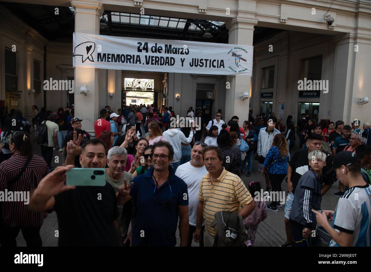 Buenos Aires, Buenos Aires, Argentina. 24 marzo 2024. Migliaia di argentini si riuniscono in Plaza de Mayo per celebrare il Memorial Day della verità e della giustizia, a Buenos Aires, Argentina, il 24 marzo 2024 (Credit Image: © Igor Wagner/ZUMA Press Wire) SOLO USO EDITORIALE! Non per USO commerciale! Foto Stock