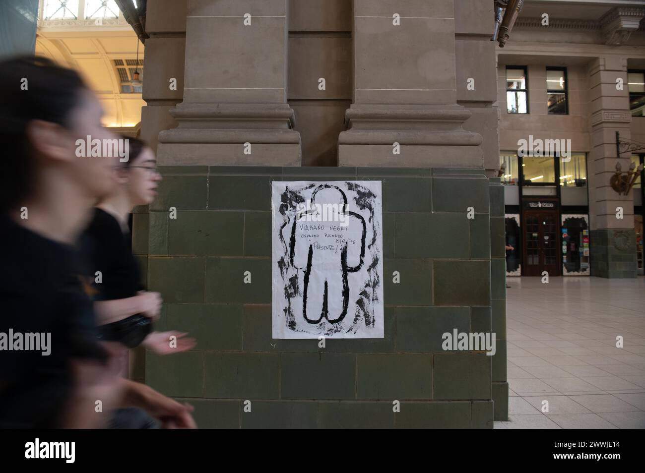 Buenos Aires, Buenos Aires, Argentina. 24 marzo 2024. Migliaia di argentini si riuniscono in Plaza de Mayo per celebrare il Memorial Day della verità e della giustizia, a Buenos Aires, Argentina, il 24 marzo 2024 (Credit Image: © Igor Wagner/ZUMA Press Wire) SOLO USO EDITORIALE! Non per USO commerciale! Foto Stock