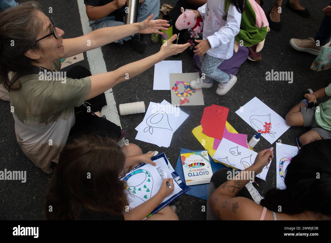 Buenos Aires, Buenos Aires, Argentina. 24 marzo 2024. Migliaia di argentini si riuniscono in Plaza de Mayo per celebrare il Memorial Day della verità e della giustizia, a Buenos Aires, Argentina, il 24 marzo 2024 (Credit Image: © Igor Wagner/ZUMA Press Wire) SOLO USO EDITORIALE! Non per USO commerciale! Foto Stock