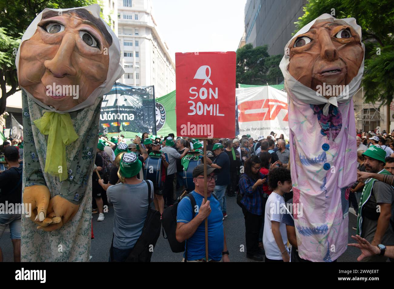 Buenos Aires, Buenos Aires, Argentina. 24 marzo 2024. Migliaia di argentini si riuniscono in Plaza de Mayo per celebrare il Memorial Day della verità e della giustizia, a Buenos Aires, Argentina, il 24 marzo 2024 (Credit Image: © Igor Wagner/ZUMA Press Wire) SOLO USO EDITORIALE! Non per USO commerciale! Foto Stock