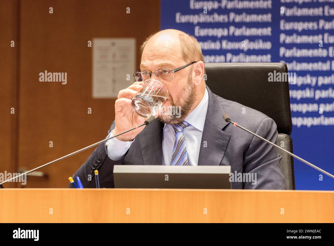 Presidente del Parlamento europeo EuroPar, Bruxelles. Il presidente tedesco del Parlamento europeo, Martin Schulz, al suo posto, durante la seduta plenaria del 24 febbraio 2016. Shulz è anche membro della Sozialdemokratische Partei Deutschlands o SPD. Brussel parlamentare europeo, Place du le Brussel Belgie Copyright: XGuidoxKoppesx Foto Stock