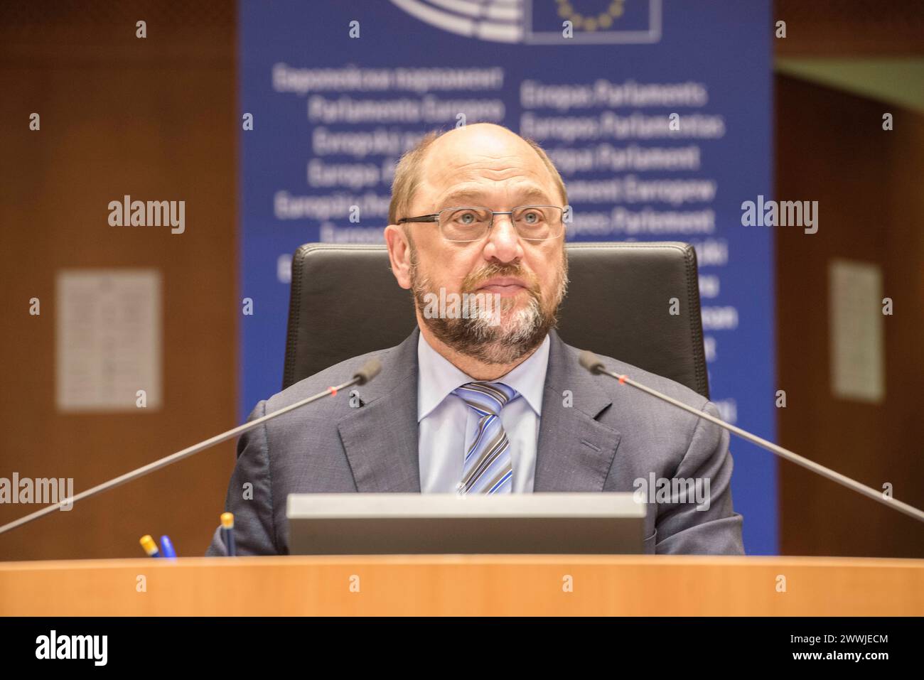 Presidente del Parlamento europeo EuroPar, Bruxelles. Il presidente tedesco del Parlamento europeo, Martin Schulz, al suo posto, durante la seduta plenaria del 24 febbraio 2016. Shulz è anche membro della Sozialdemokratische Partei Deutschlands o SPD. Brussel parlamentare europeo, Place du le Brussel Belgie Copyright: XGuidoxKoppesx Foto Stock
