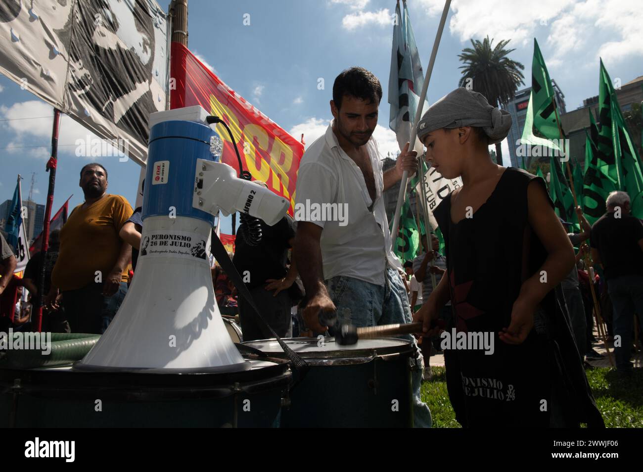 Buenos Aires, Buenos Aires, Argentina. 24 marzo 2024. Migliaia di argentini si riuniscono in Plaza de Mayo per celebrare il Memorial Day della verità e della giustizia, a Buenos Aires, Argentina, il 24 marzo 2024 (Credit Image: © Igor Wagner/ZUMA Press Wire) SOLO USO EDITORIALE! Non per USO commerciale! Foto Stock