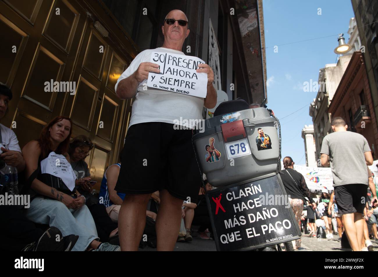 Buenos Aires, Buenos Aires, Argentina. 24 marzo 2024. Migliaia di argentini si riuniscono in Plaza de Mayo per celebrare il Memorial Day della verità e della giustizia, a Buenos Aires, Argentina, il 24 marzo 2024 (Credit Image: © Igor Wagner/ZUMA Press Wire) SOLO USO EDITORIALE! Non per USO commerciale! Foto Stock