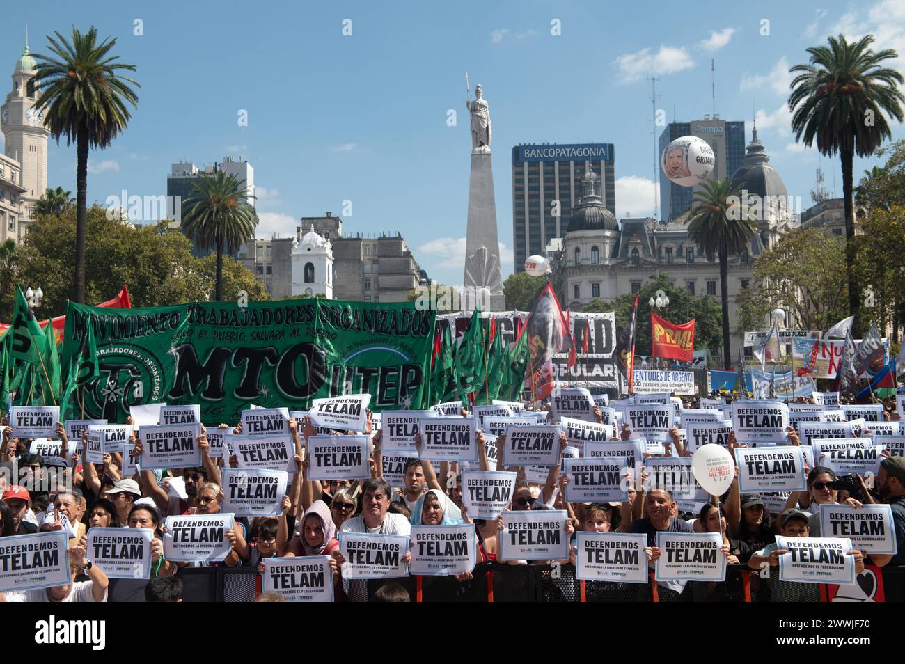 Buenos Aires, Buenos Aires, Argentina. 24 marzo 2024. Migliaia di argentini si riuniscono in Plaza de Mayo per celebrare il Memorial Day della verità e della giustizia, a Buenos Aires, Argentina, il 24 marzo 2024 (Credit Image: © Igor Wagner/ZUMA Press Wire) SOLO USO EDITORIALE! Non per USO commerciale! Foto Stock