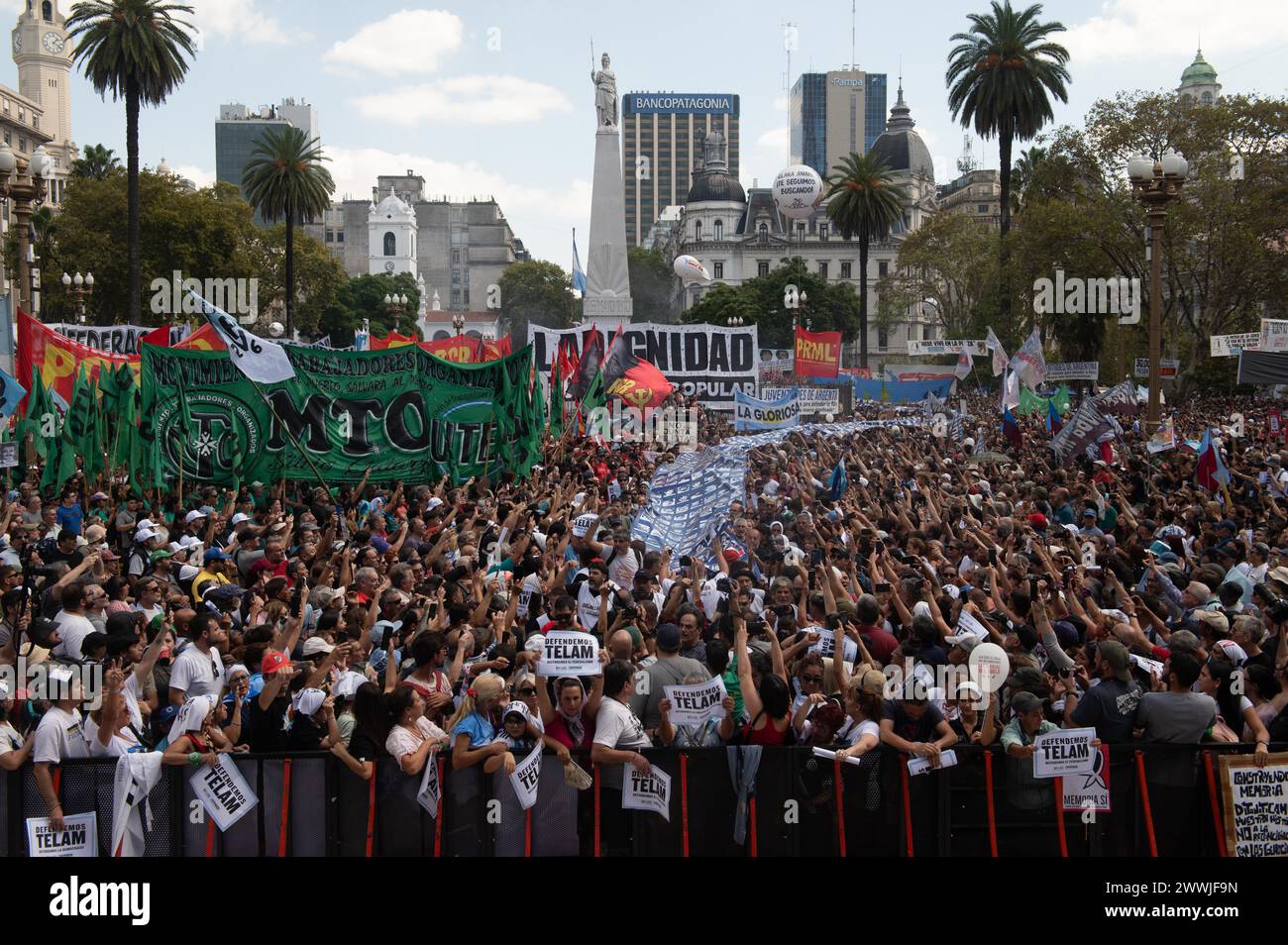 Buenos Aires, Buenos Aires, Argentina. 24 marzo 2024. Migliaia di argentini si riuniscono in Plaza de Mayo per celebrare il Memorial Day della verità e della giustizia, a Buenos Aires, Argentina, il 24 marzo 2024 (Credit Image: © Igor Wagner/ZUMA Press Wire) SOLO USO EDITORIALE! Non per USO commerciale! Foto Stock