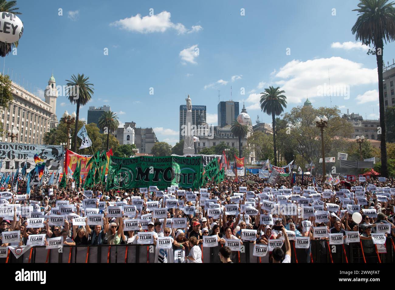 Buenos Aires, Buenos Aires, Argentina. 24 marzo 2024. Migliaia di argentini si riuniscono in Plaza de Mayo per celebrare il Memorial Day della verità e della giustizia, a Buenos Aires, Argentina, il 24 marzo 2024 (Credit Image: © Igor Wagner/ZUMA Press Wire) SOLO USO EDITORIALE! Non per USO commerciale! Foto Stock