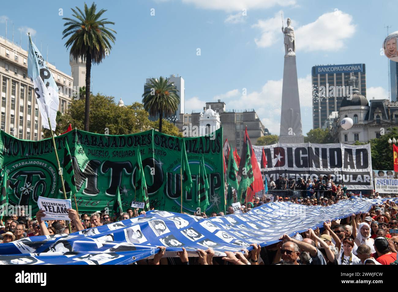Buenos Aires, Buenos Aires, Argentina. 24 marzo 2024. Migliaia di argentini si riuniscono in Plaza de Mayo per celebrare il Memorial Day della verità e della giustizia, a Buenos Aires, Argentina, il 24 marzo 2024 (Credit Image: © Igor Wagner/ZUMA Press Wire) SOLO USO EDITORIALE! Non per USO commerciale! Foto Stock