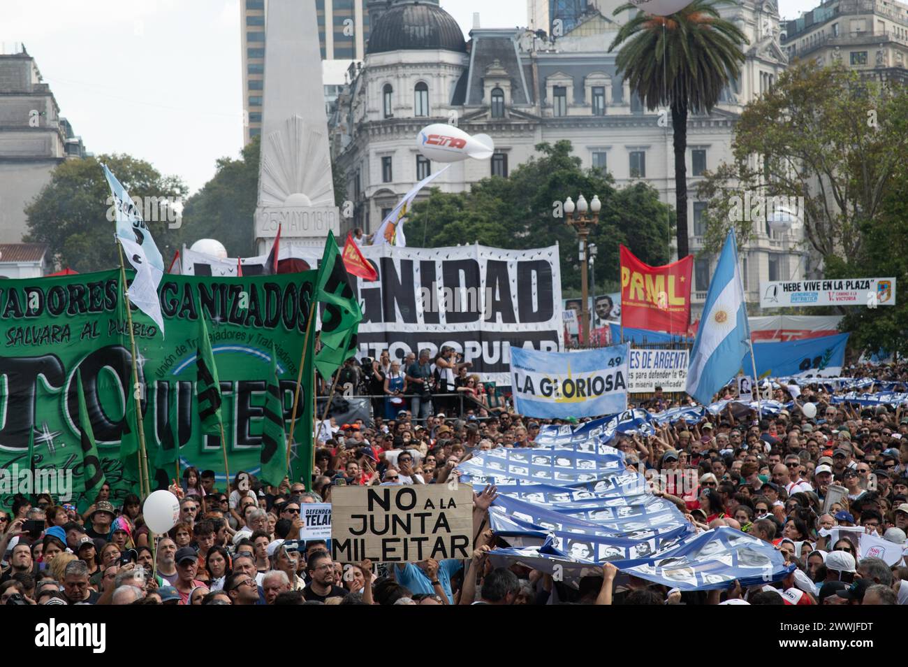 Buenos Aires, Buenos Aires, Argentina. 24 marzo 2024. Migliaia di argentini si riuniscono in Plaza de Mayo per celebrare il Memorial Day della verità e della giustizia, a Buenos Aires, Argentina, il 24 marzo 2024 (Credit Image: © Igor Wagner/ZUMA Press Wire) SOLO USO EDITORIALE! Non per USO commerciale! Foto Stock