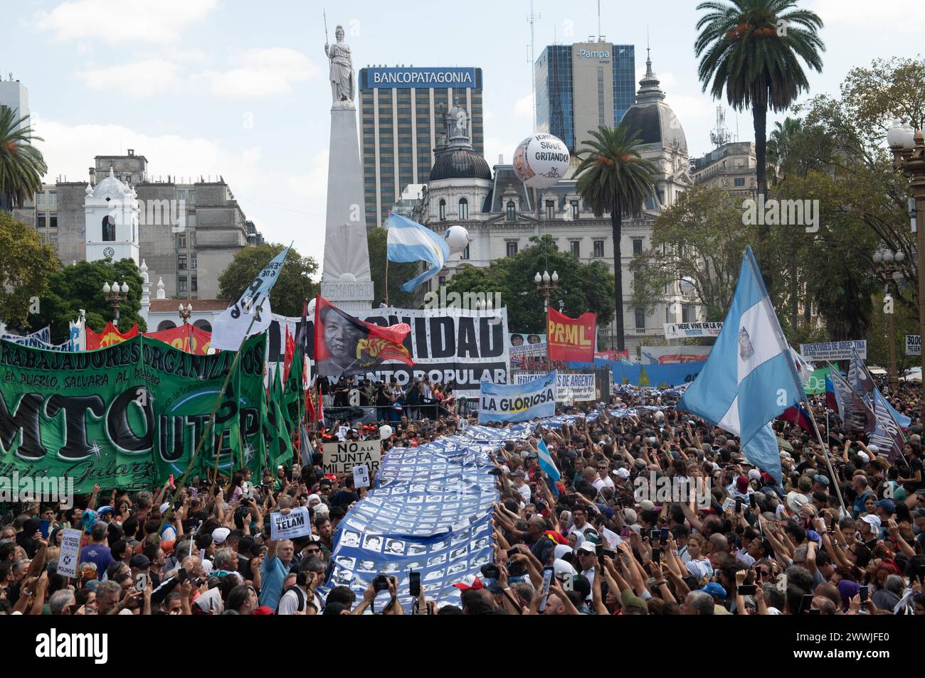 Buenos Aires, Buenos Aires, Argentina. 24 marzo 2024. Migliaia di argentini si riuniscono in Plaza de Mayo per celebrare il Memorial Day della verità e della giustizia, a Buenos Aires, Argentina, il 24 marzo 2024 (Credit Image: © Igor Wagner/ZUMA Press Wire) SOLO USO EDITORIALE! Non per USO commerciale! Foto Stock