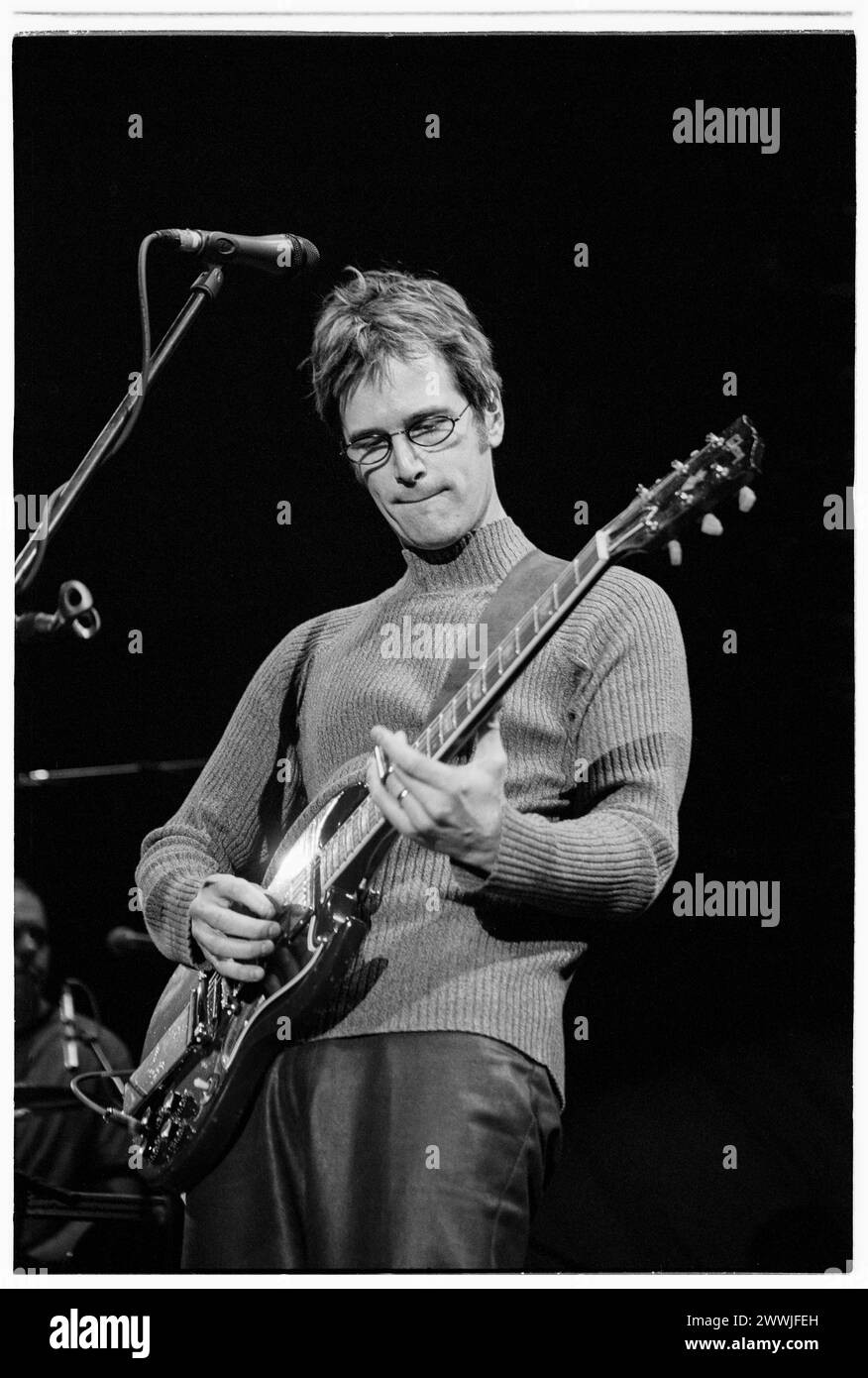 DAN WILSON, SEMISONIC, CONCERTO, 2001: Dan Wilson della band di Minneapolis Semisonic suona dal vivo al culmine della loro fama alla Cardiff International Arena CIA di Cardiff, Galles, Regno Unito, il 14 febbraio 2001. Foto: Rob Watkins. INFO: I Semisonic, un gruppo rock statunitense formatosi nel 1995 a Minneapolis, Minnesota, hanno guadagnato fama con successi come "Closing Time". Le loro melodie infettive e i testi introspettivi risuonano con il pubblico di tutto il mondo. Foto Stock