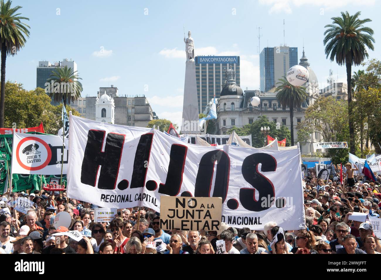 Buenos Aires, Buenos Aires, Argentina. 24 marzo 2024. Migliaia di argentini si riuniscono in Plaza de Mayo per celebrare il Memorial Day della verità e della giustizia, a Buenos Aires, Argentina, il 24 marzo 2024 (Credit Image: © Igor Wagner/ZUMA Press Wire) SOLO USO EDITORIALE! Non per USO commerciale! Foto Stock