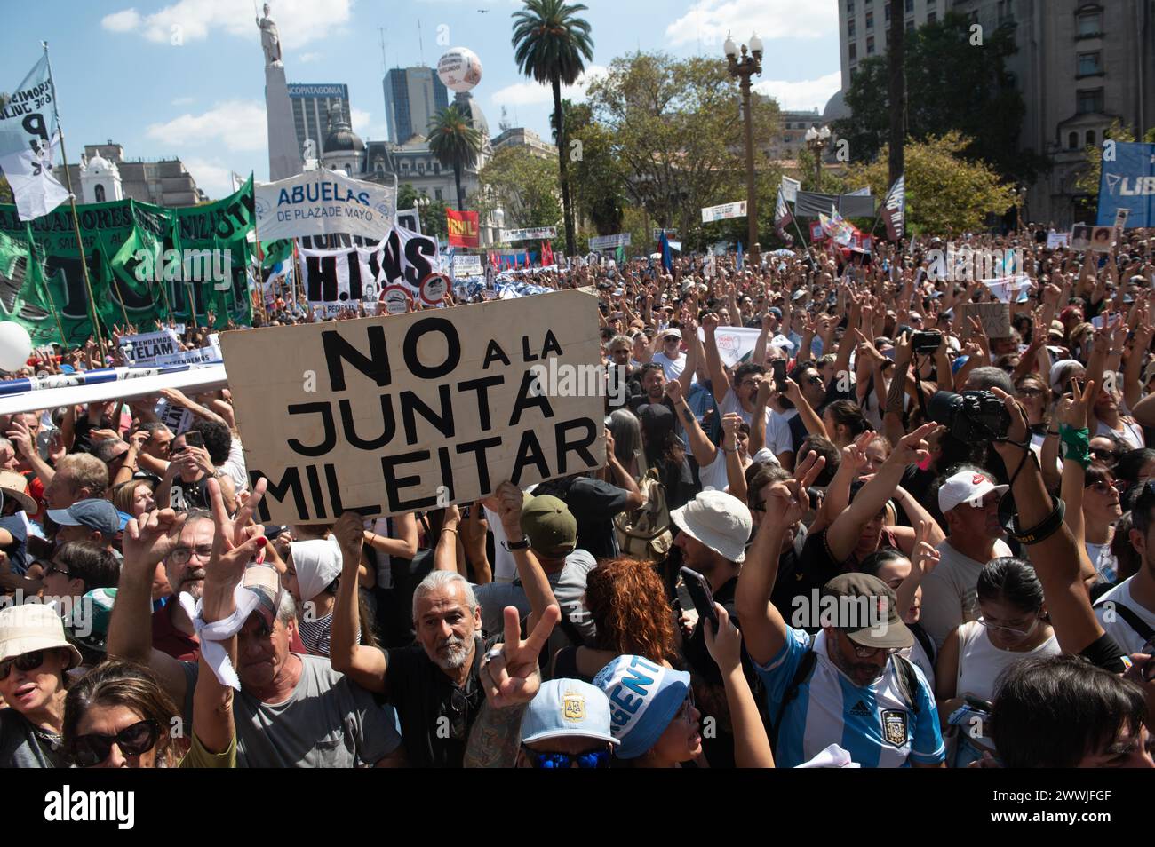 Buenos Aires, Buenos Aires, Argentina. 24 marzo 2024. Migliaia di argentini si riuniscono in Plaza de Mayo per celebrare il Memorial Day della verità e della giustizia, a Buenos Aires, Argentina, il 24 marzo 2024 (Credit Image: © Igor Wagner/ZUMA Press Wire) SOLO USO EDITORIALE! Non per USO commerciale! Foto Stock