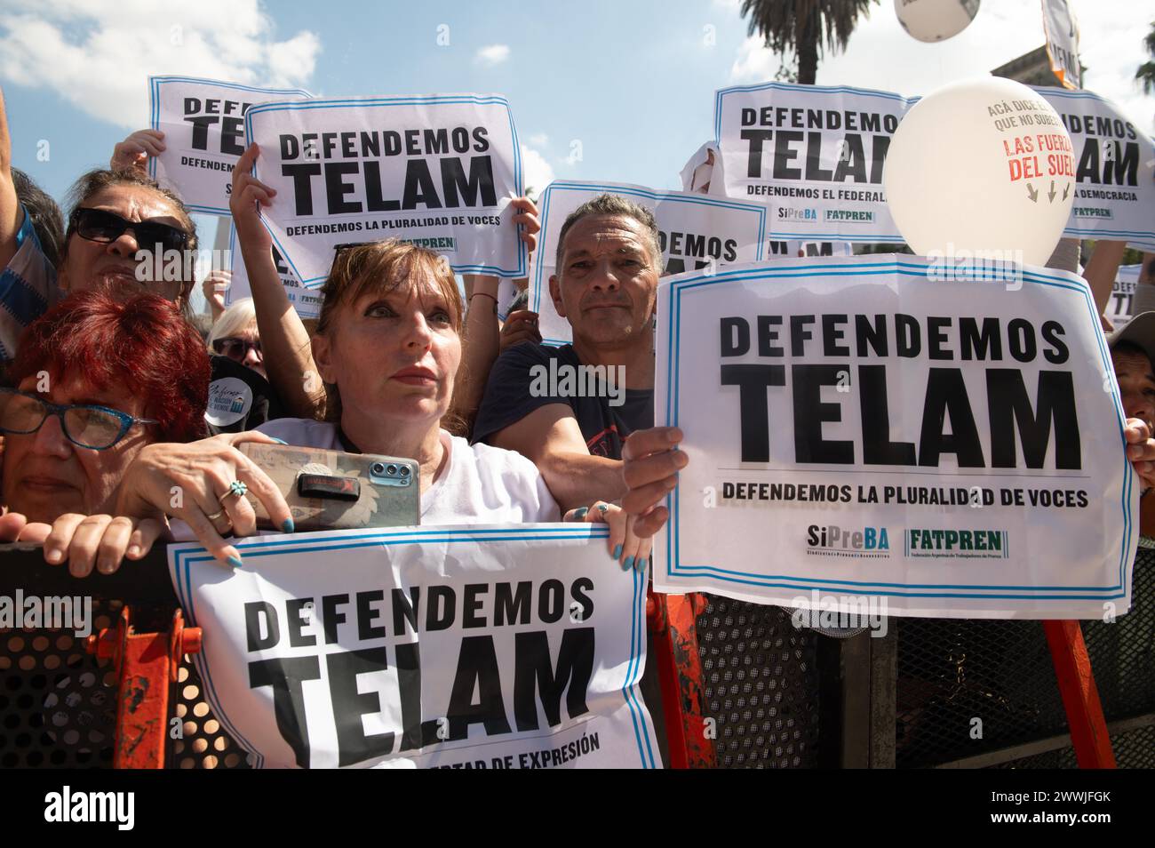 Buenos Aires, Buenos Aires, Argentina. 24 marzo 2024. Migliaia di argentini si riuniscono in Plaza de Mayo per celebrare il Memorial Day della verità e della giustizia, a Buenos Aires, Argentina, il 24 marzo 2024 (Credit Image: © Igor Wagner/ZUMA Press Wire) SOLO USO EDITORIALE! Non per USO commerciale! Foto Stock