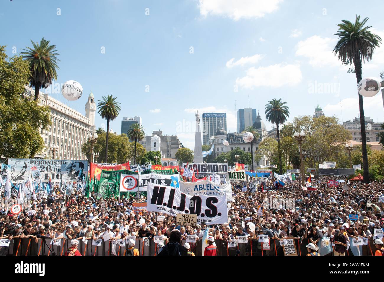 Buenos Aires, Buenos Aires, Argentina. 24 marzo 2024. Migliaia di argentini si riuniscono in Plaza de Mayo per celebrare il Memorial Day della verità e della giustizia, a Buenos Aires, Argentina, il 24 marzo 2024 (Credit Image: © Igor Wagner/ZUMA Press Wire) SOLO USO EDITORIALE! Non per USO commerciale! Foto Stock