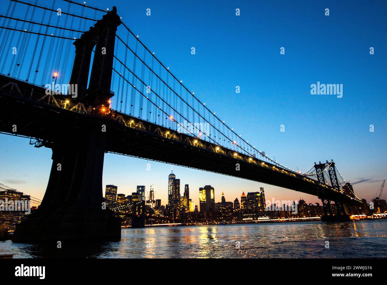 Manhattan Bridge New York City, Stati Uniti. Vista sul ponte di Manhattan e lo skyline di Manhattan al crepuscolo dal John Street Park. New York City Dumbo, Brooklyn New York Stati Uniti d'America Copyright: XGuidoxKoppesx Foto Stock