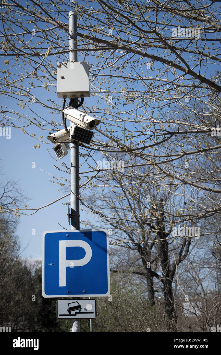segnale di parcheggio telecamere di sicurezza in pubblico Foto Stock