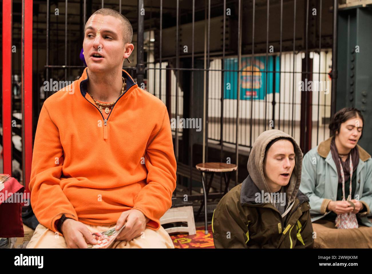 Hare Krishna S Chanting New York City, USA. Groep of Hare Krishna gente che canta sulla stazione della metropolitana di Union Square, nel centro di Manhattan. New York City Union Square Subway Station, Man USA Stati Uniti d'America Copyright: XGuidoxKoppesx Foto Stock