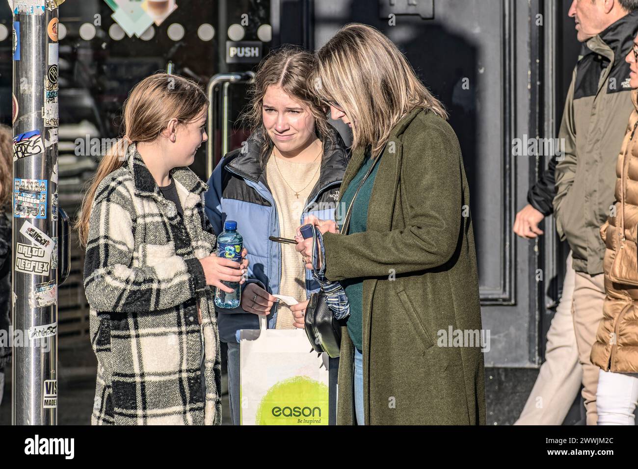 Le giovani donne condividono una vivace chiacchierata vicino all'ingresso dell'Arlington Hotel, Dublino, Irlanda. Foto Stock