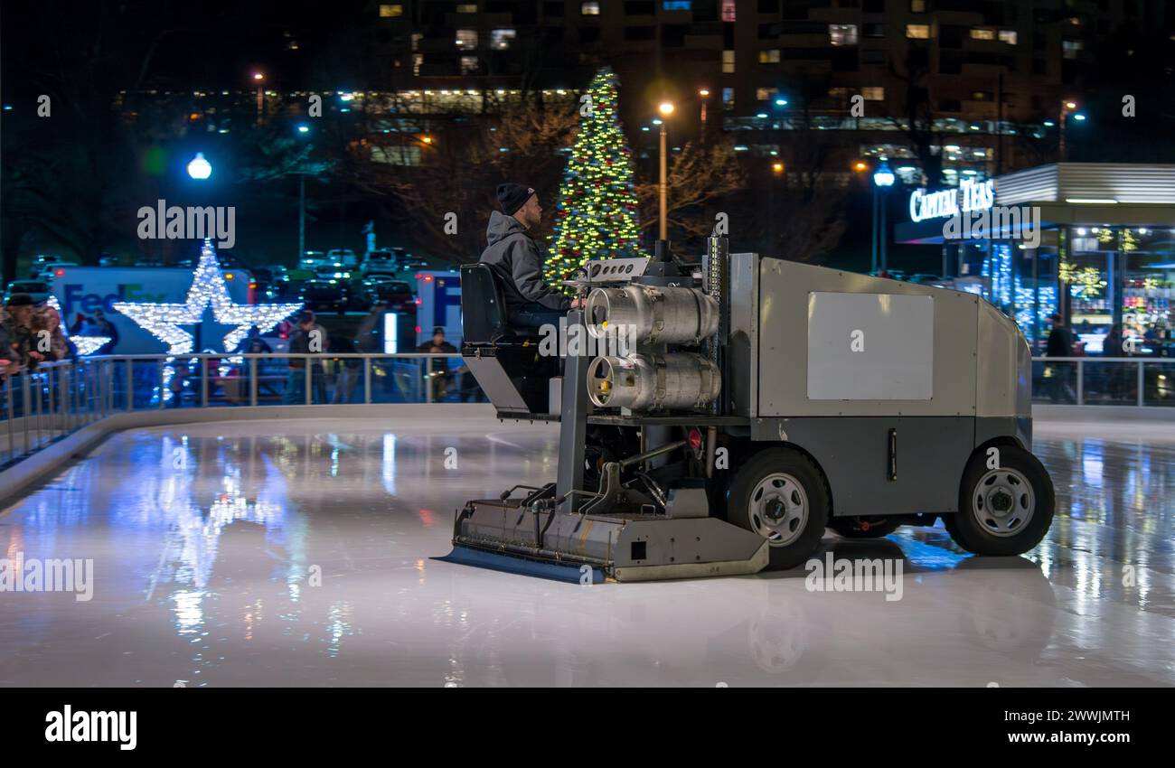 Zamboni pulisce il ghiaccio alla pista di pattinaggio del Pentagono Foto Stock