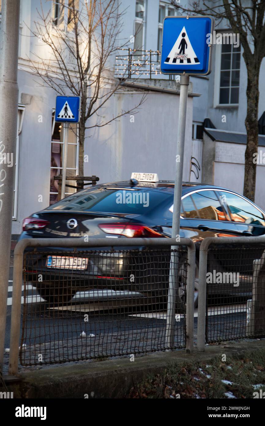 Guida di auto scolastiche in città Foto Stock