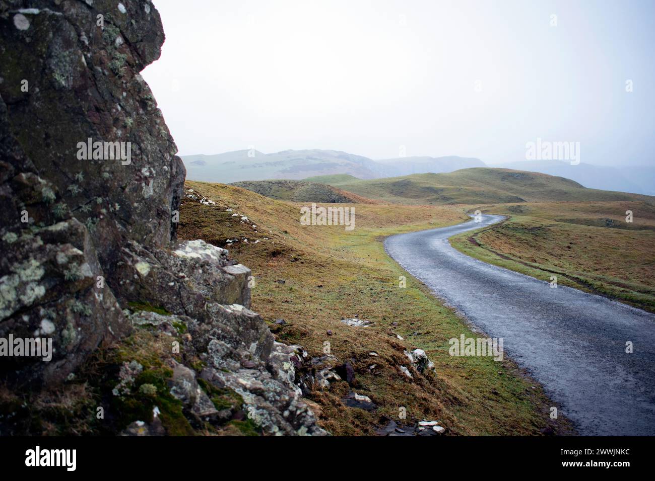 Strada tortuosa tra la natura selvaggia del nord del Regno Unito Foto Stock