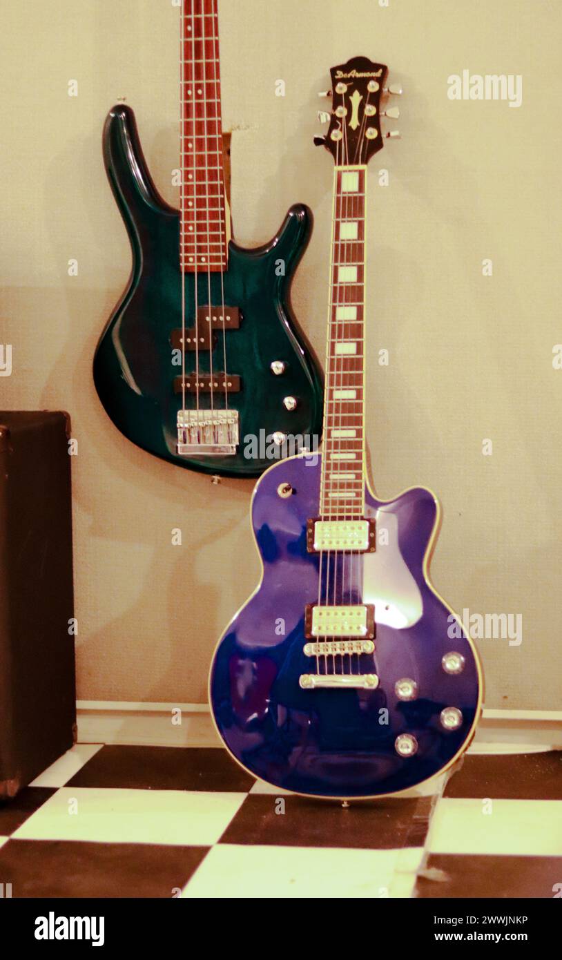 Chitarra elettrica e basso accanto agli amplificatori in studio Foto Stock