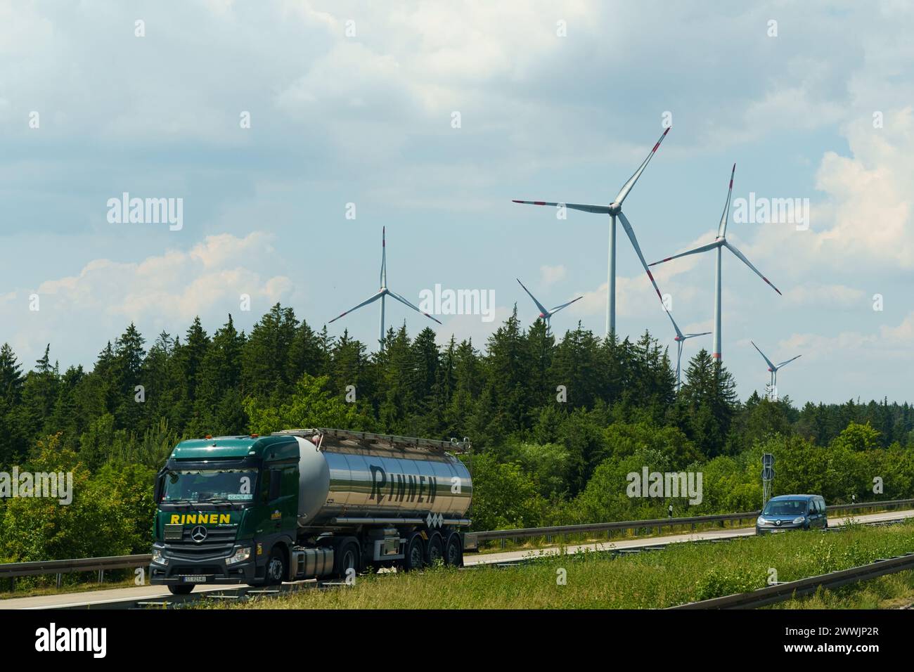 Kassel, Germania - 9 giugno 2023: Trasporto di prodotti chimici liquidi su strada lungo l'autostrada. Concetto logistico. Foto Stock