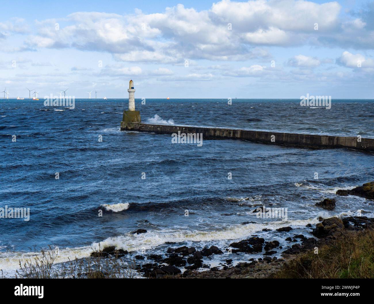 Costa del Mare del Nord: Faro e molo di Aberdeen South Breakwater Head, porto di Aberdeen, Greyhope Road, Torry, Aberdeen, Aberdeenshire, Scozia, Regno Unito Foto Stock