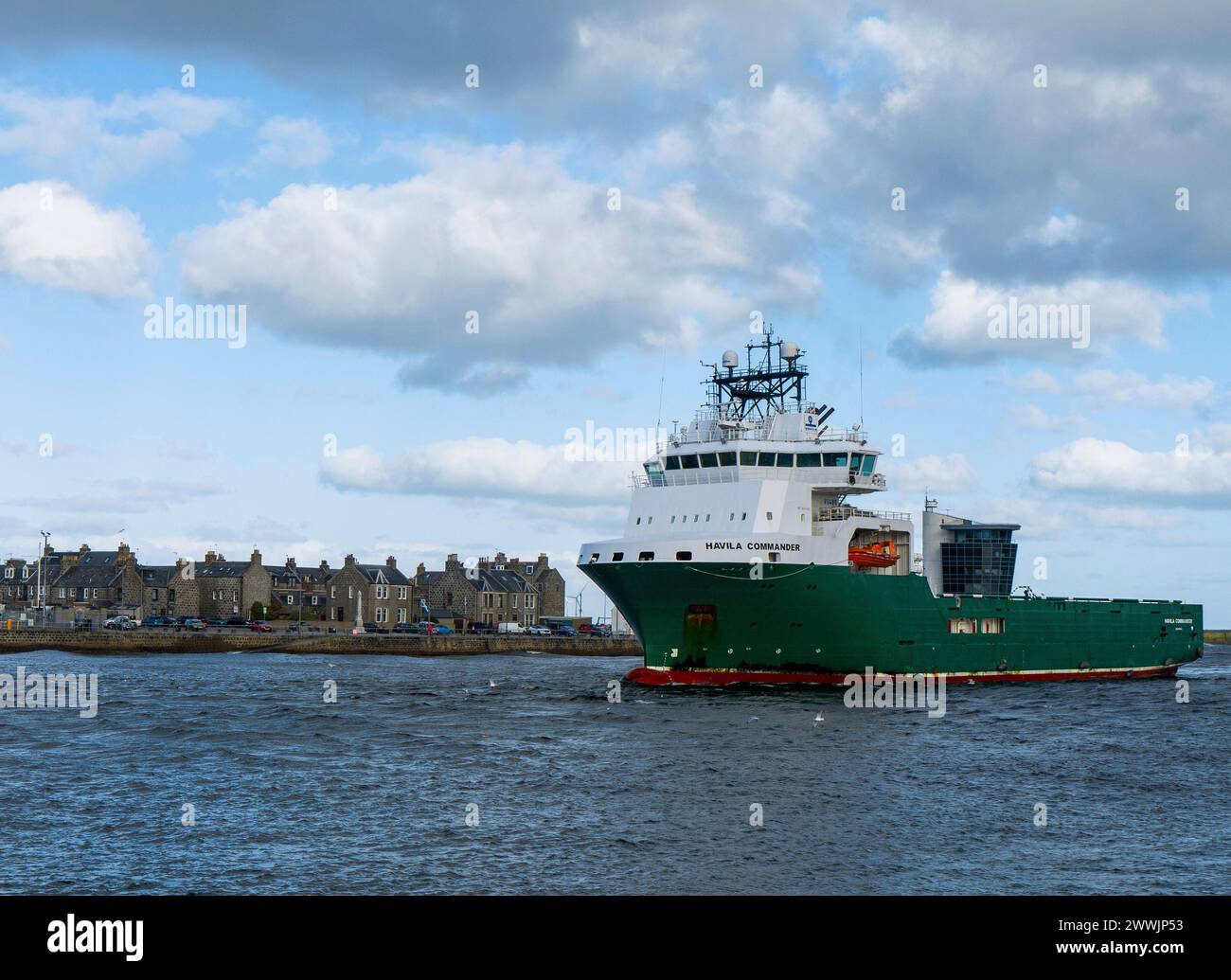 Havila Commander nave di rifornimento offshore che passa per il molo nord e si avvicina al porto di Aberdeen per l'attracco, River Dee Estuary, Aberdeen, Scozia Foto Stock