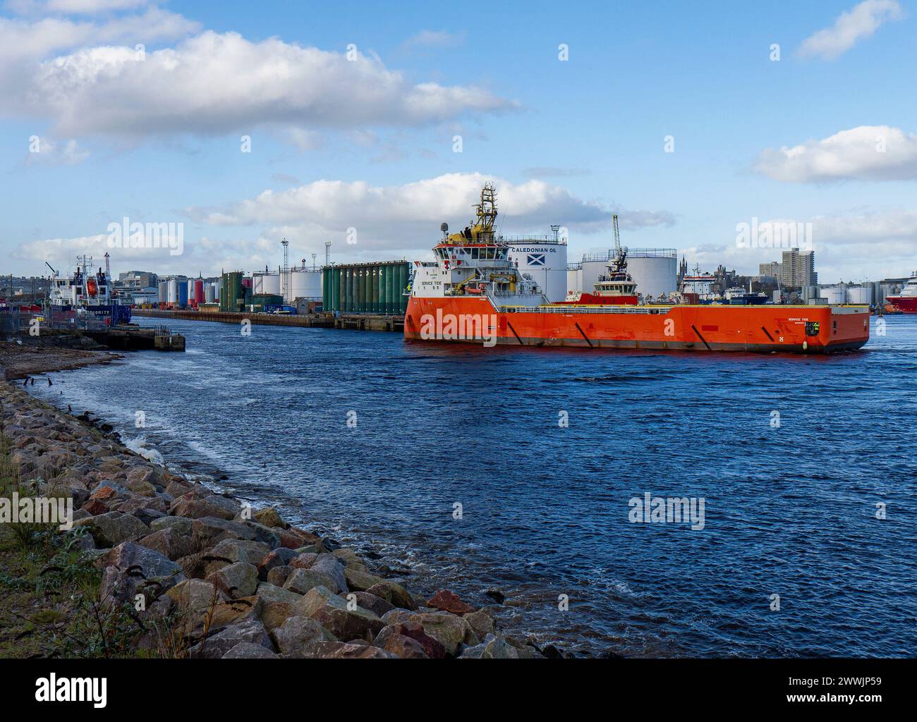 Service Tide offshore supply ship in Turning Basin of Aberdeen Harbour, Port of Aberdeen, Aberdeen City, Aberdeenshire, Scozia, REGNO UNITO Foto Stock