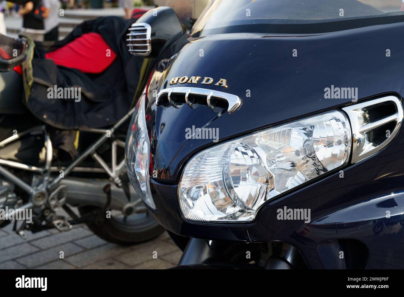 Varsavia, Polonia - 6 agosto 2023: Primo piano dei fari e della carenatura di una moto Honda Gold Wing 1800 Foto Stock