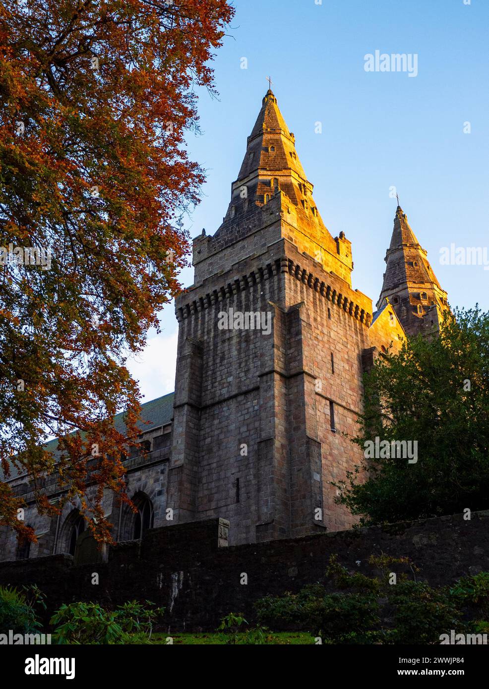 Il fronte occidentale della chiesa della cattedrale di St Machar al tramonto in una serata d'autunno, dalla passeggiata della cattedrale, Old Aberdeen, Aberdeen, Aberdeenshire, Scozia, REGNO UNITO Foto Stock