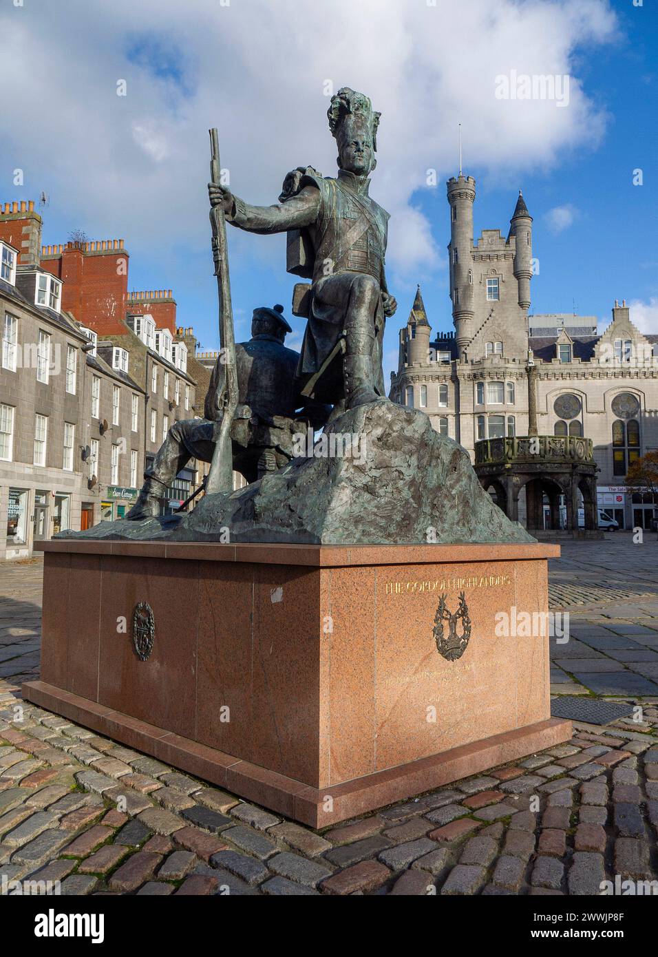 Il monumento Gordon Highlanders di Mark Richards, di fronte alla Cittadella di Aberdeen e Mercat Cross, Castle Street, Castlegate, Aberdeen, Scozia, REGNO UNITO Foto Stock