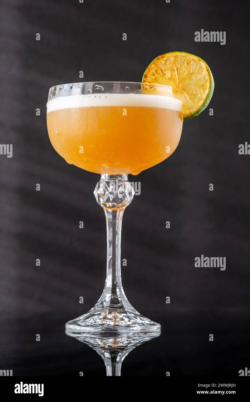Cocktail Daiquiri di Hoyt guarnito con una ruota di lime scottata Foto Stock