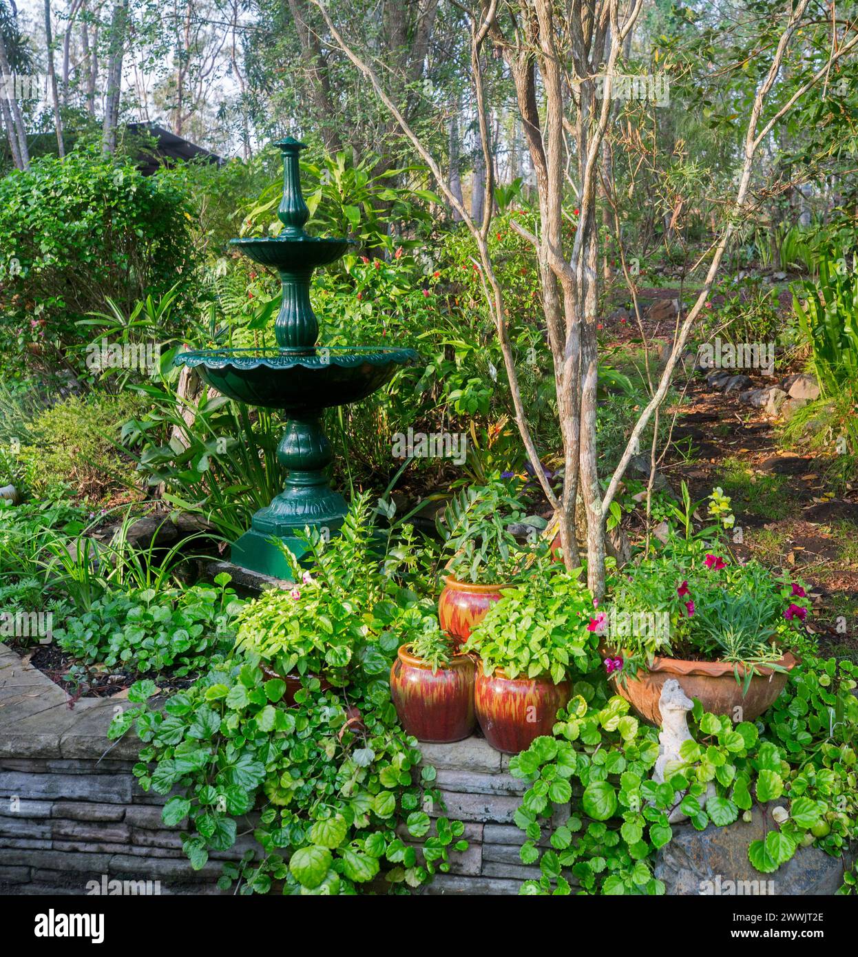 Fontana e giardino - dopo lavori di ristrutturazione Foto Stock