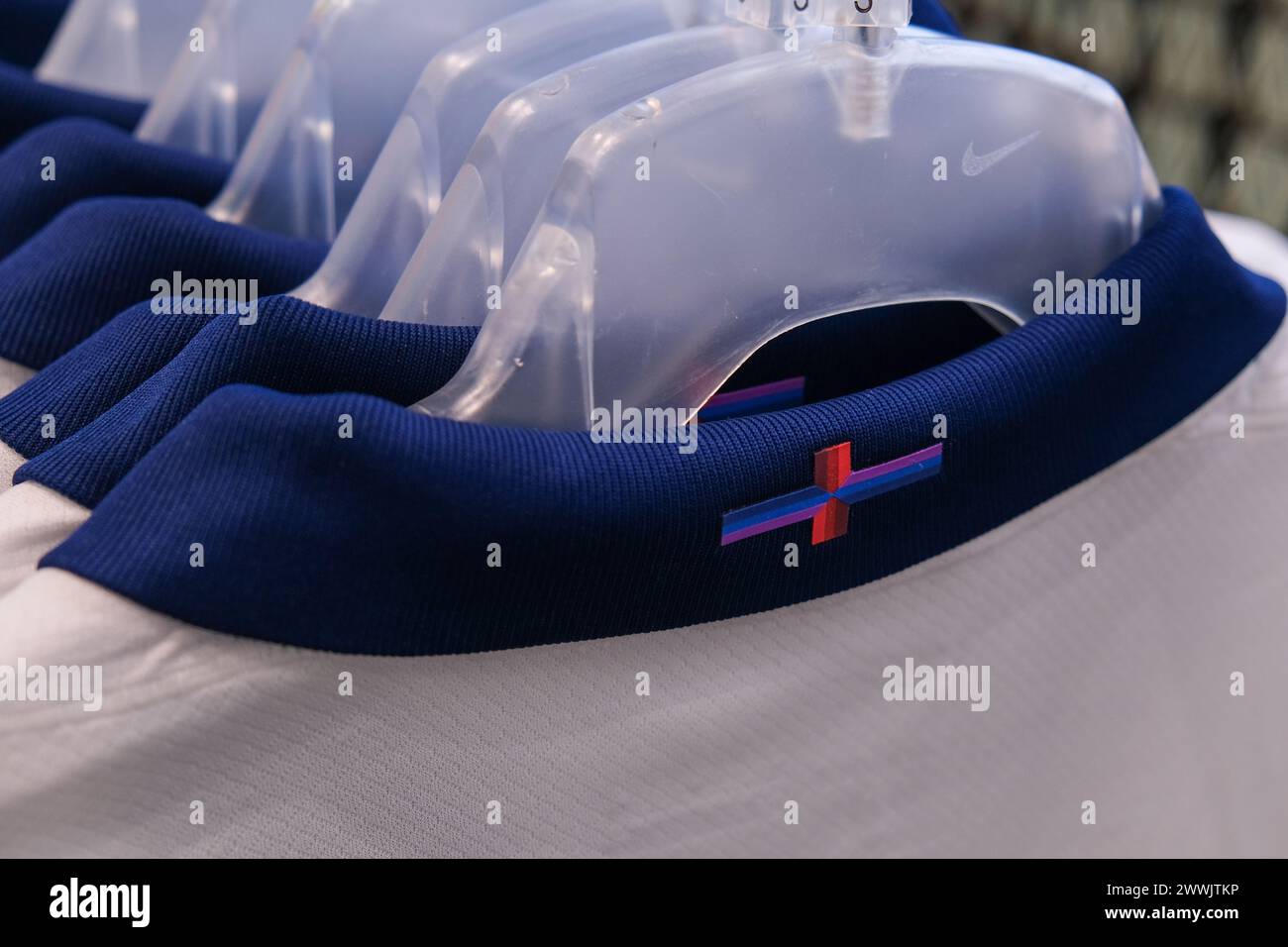 Londra, Regno Unito, 24 marzo 2024. Il disegno adattato della bandiera di San Giorgio sul collare della nuova England Euro home strip ha causato polemiche, con alcuni critici per l'uso di colori aggiuntivi. La Football Association (fa) difende il design Nike, rimanendo fedele alla decisione di cambiare i colori in omaggio alla squadra vincitrice della Coppa del mondo 1966. Credito: Fotografia dell'undicesima ora/Alamy Live News Foto Stock