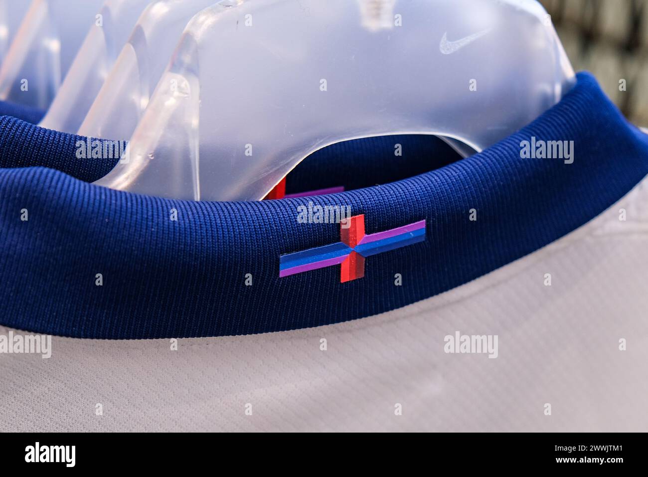 Londra, Regno Unito, 24 marzo 2024. Il disegno adattato della bandiera di San Giorgio sul collare della nuova England Euro home strip ha causato polemiche, con alcuni critici per l'uso di colori aggiuntivi. La Football Association (fa) difende il design Nike, rimanendo fedele alla decisione di cambiare i colori in omaggio alla squadra vincitrice della Coppa del mondo 1966. Credito: Fotografia dell'undicesima ora/Alamy Live News Foto Stock