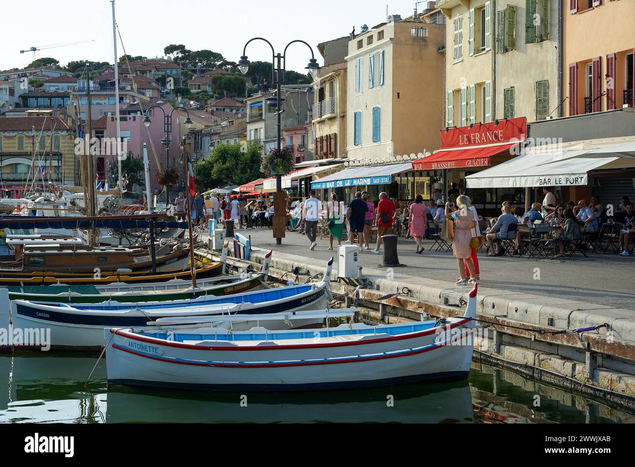 Cassis, Provenza, Francia - 21 giugno 2021: Splendida cittadina storica di pescatori con ristoranti e spiagge, popolare meta per le vacanze estive Foto Stock