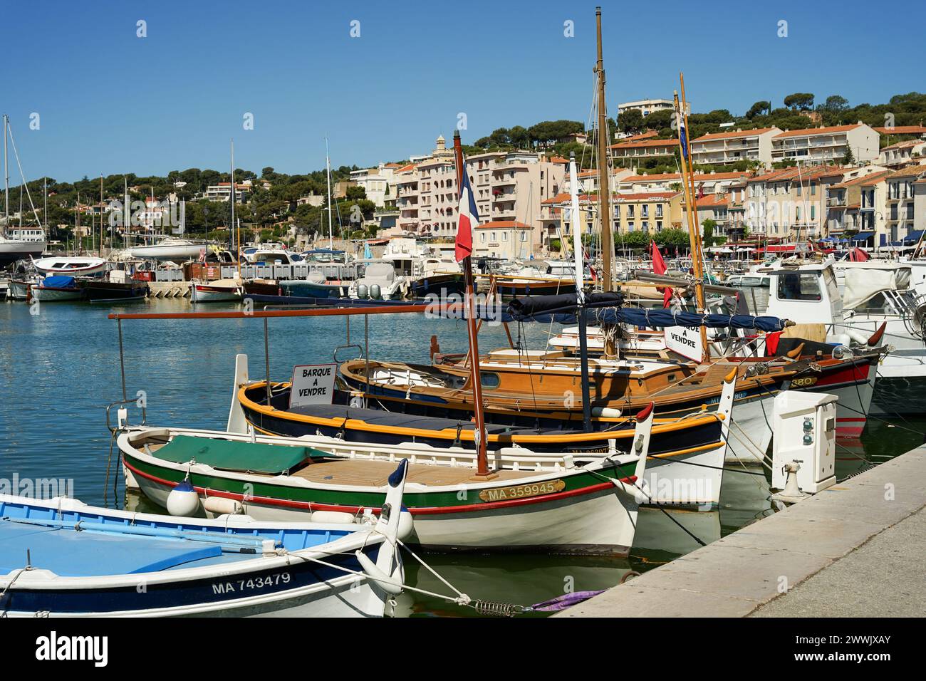 Cassis, Provenza, Francia - 21 giugno 2021: Storico porto di pescatori, popolare meta turistica estiva in Costa Azzurra Foto Stock