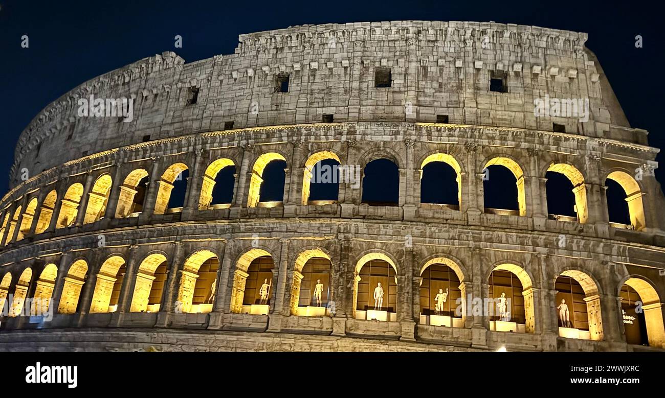 Roma Colosseo di notte Foto Stock