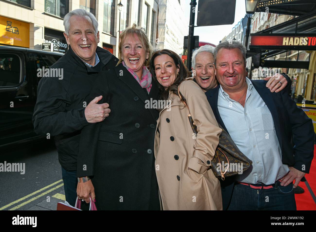 Londra, Regno Unito. 24 marzo 2024. Auto reclama i festeggiamenti di strada vogliono una foto al tappeto rosso all'esibizione di Gala di Mind Mangler: Member of the Tragic Circle all'Apollo Theatre, Londra, Regno Unito. Credito: Vedi li/Picture Capital/Alamy Live News Foto Stock