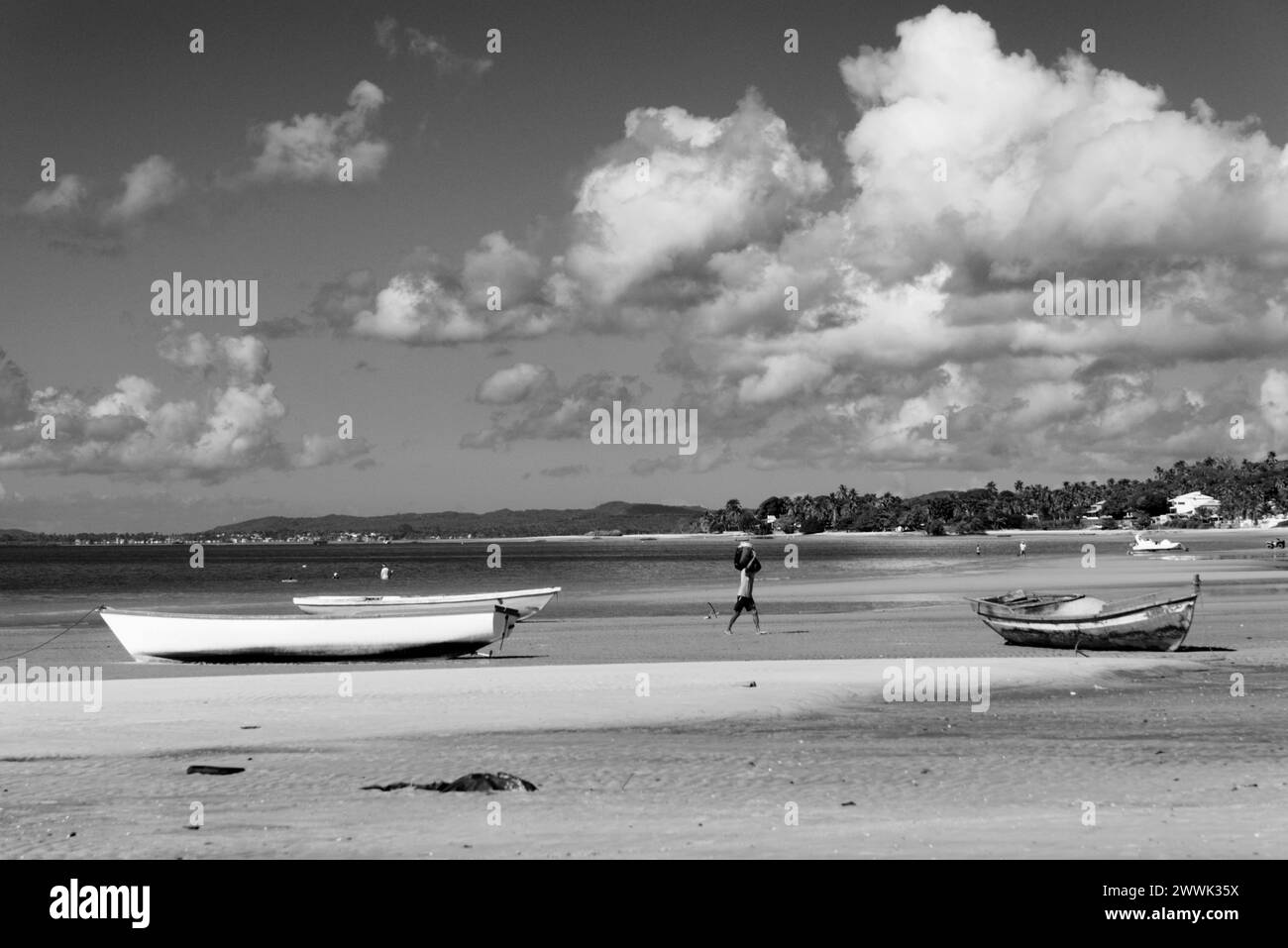 Saubara, Bahia, Brasile - 01 giugno 2019: Ritratto in bianco e nero dei pescatori in barca sulla spiaggia di Cabucu, distretto della città di Saubara in Bahia. Foto Stock