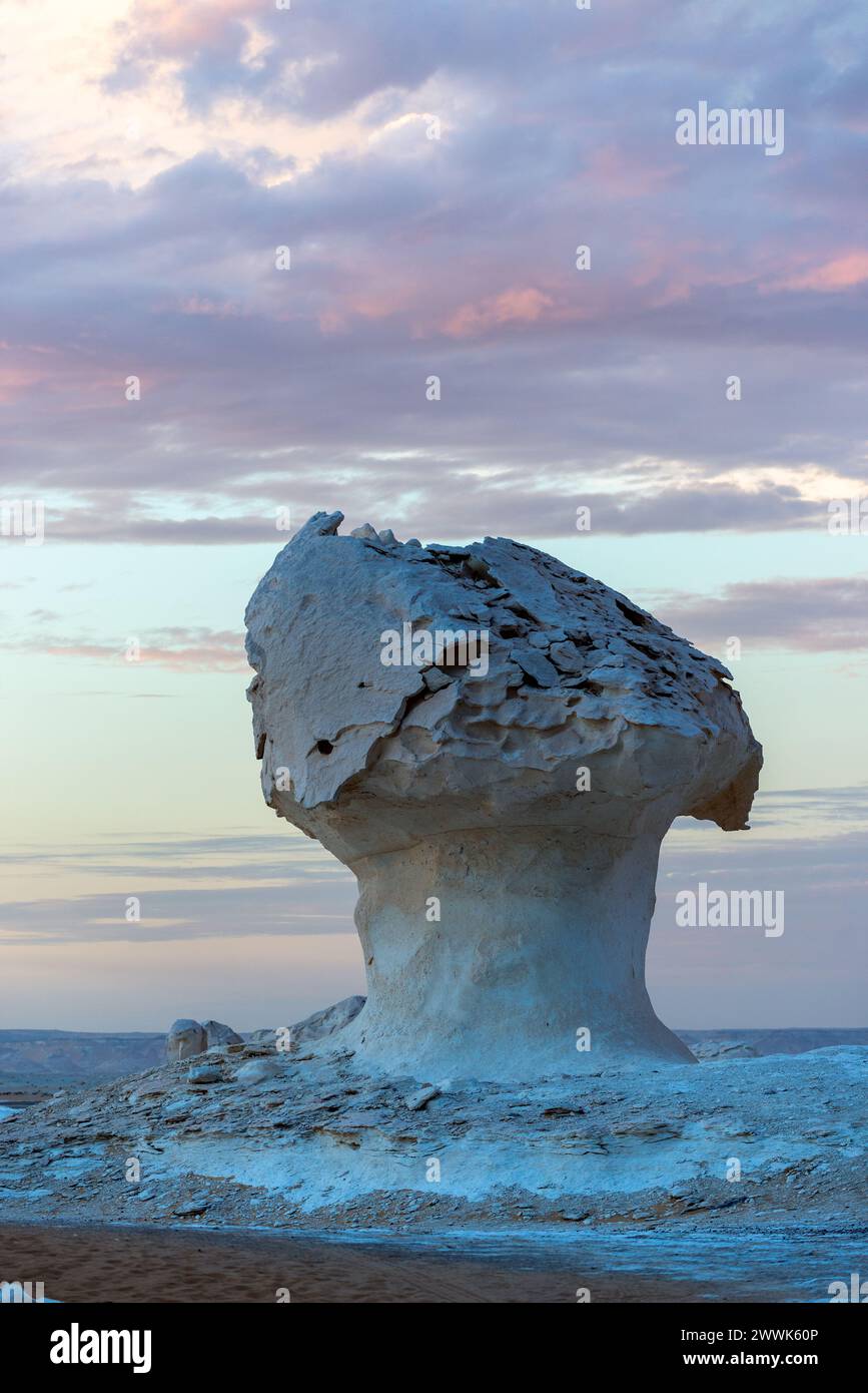 Primo piano di una roccia a forma di fungo di gesso sotto nuvole pastello, Egitto Foto Stock