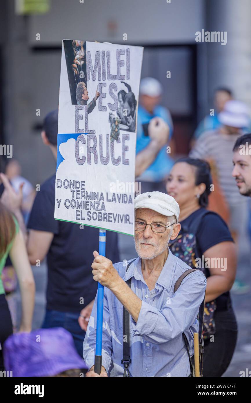 Buenos Aires, Argentina - 24 marzo 2024: Adulto anziano con un segno di protesta contro il presidente argentino Javier Milei. Foto Stock