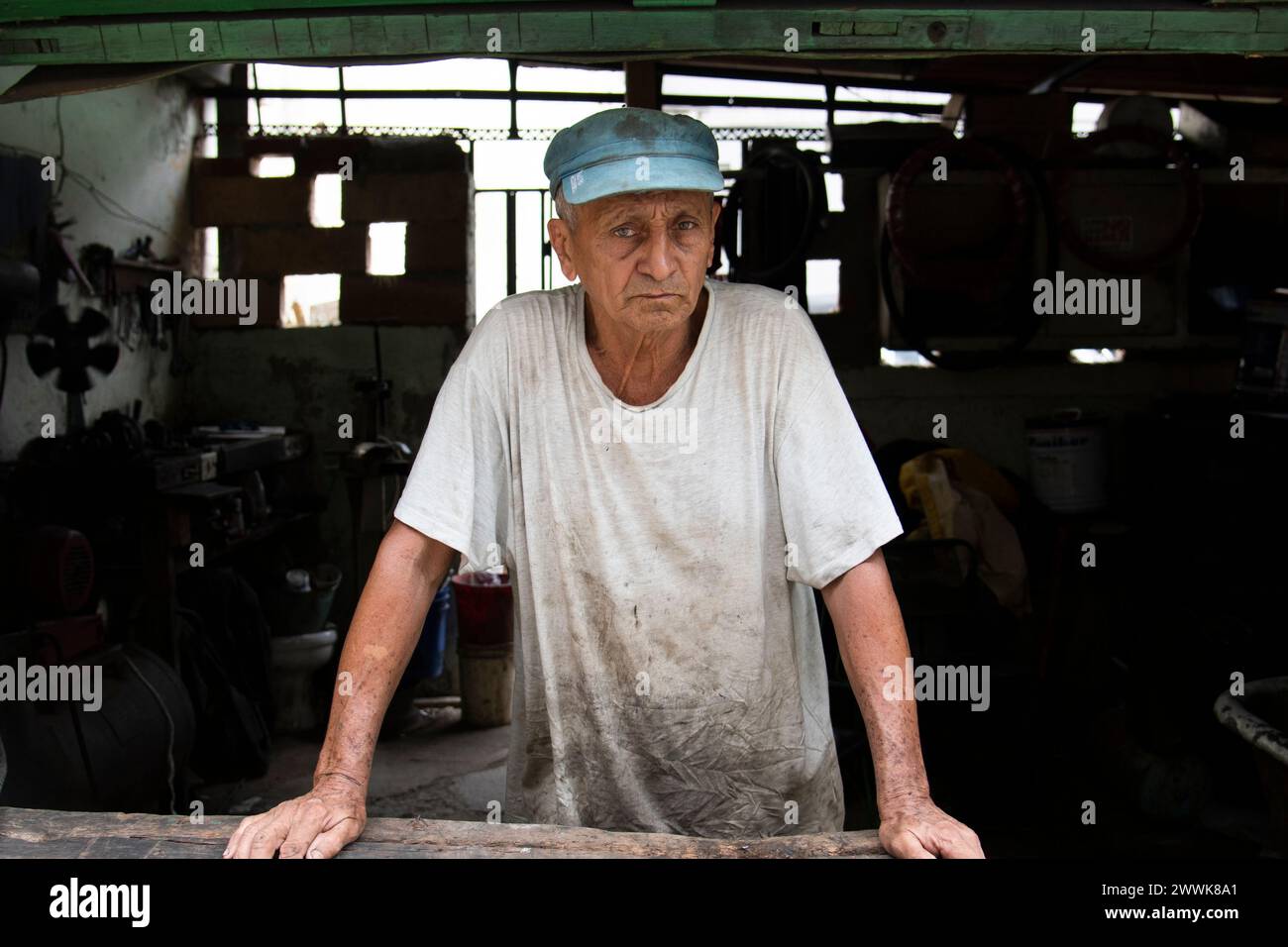 Un cubano al lavoro a l'Avana, Cuba sorride alla telecamera. Foto Stock