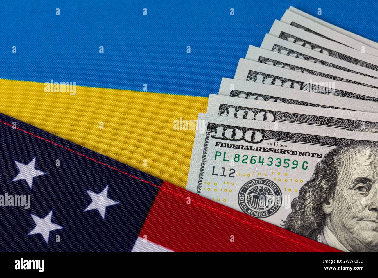 Stati Uniti d'America e Ucraina bandiere con denaro contante. Sostegno finanziario alla guerra in Ucraina, finanziamento degli aiuti esteri e concetto di assistenza militare. Foto Stock